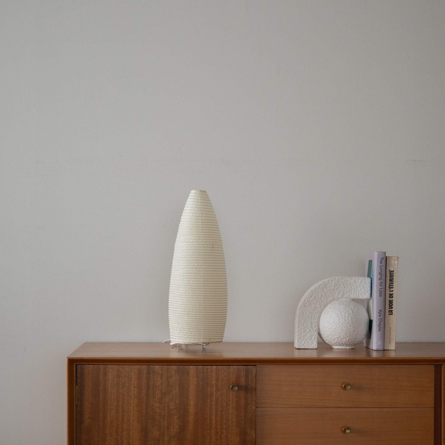 "Lampe de sol japonaise en papier Paper Moon 03 – Lampe Washi verticale pour salon Japandi"