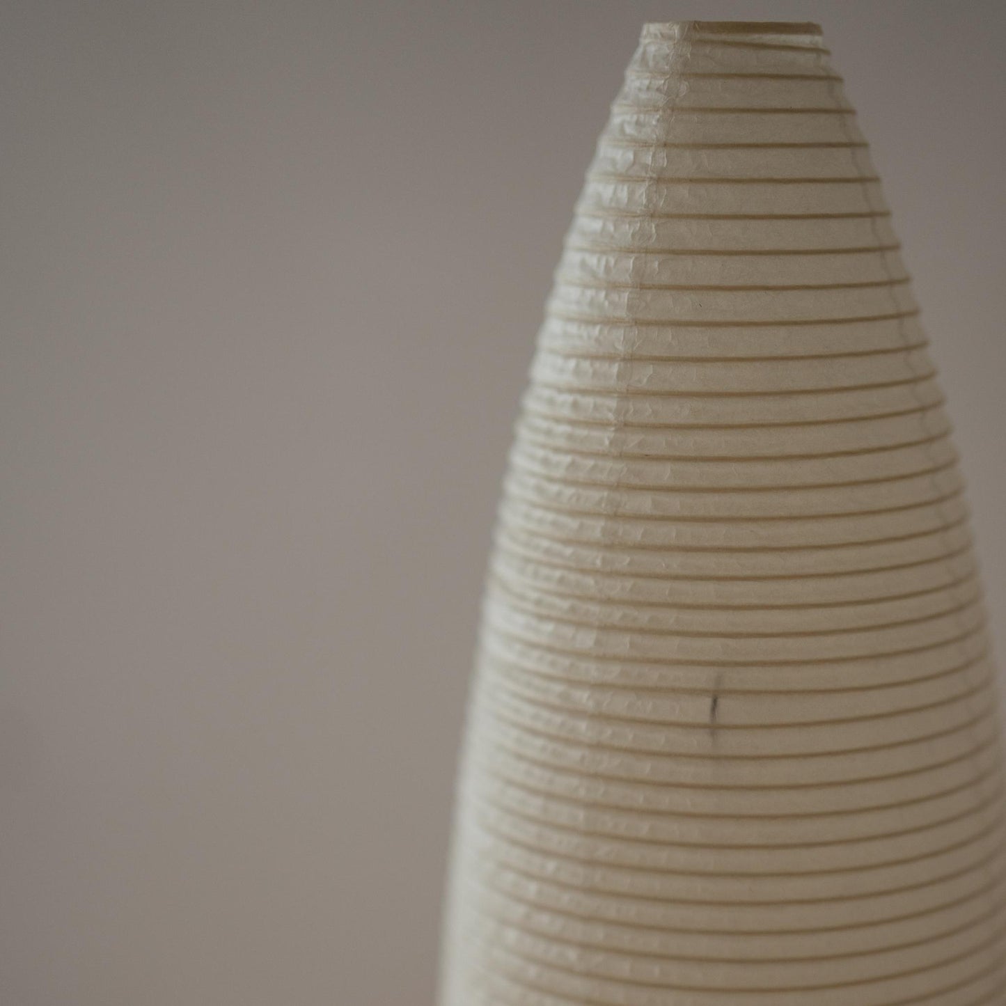 "Lampe sur pied japonaise en papier fin Moon 03 – Élégante lampe en papier washi style Japandi"