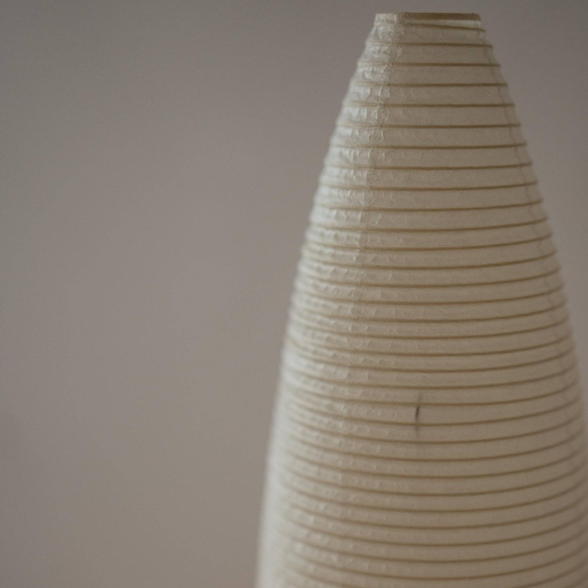 "Lampe sur pied japonaise en papier fin Moon 03 – Élégante lampe en papier washi style Japandi"