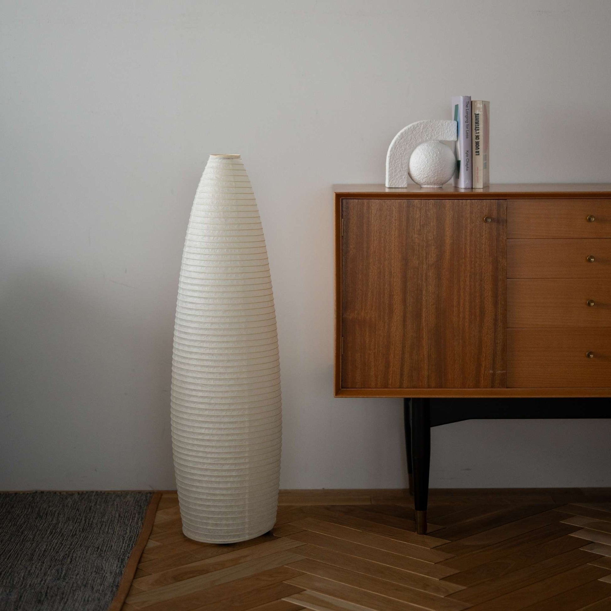 "Lampe de sol japonaise minimaliste en papier Paper Moon 13 – Lumière Washi pour salon Japandi"