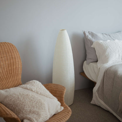 "Lampe sur pied en papier japonais fait main Paper Moon 13 – Lampe Washi dans une chambre Japandi"