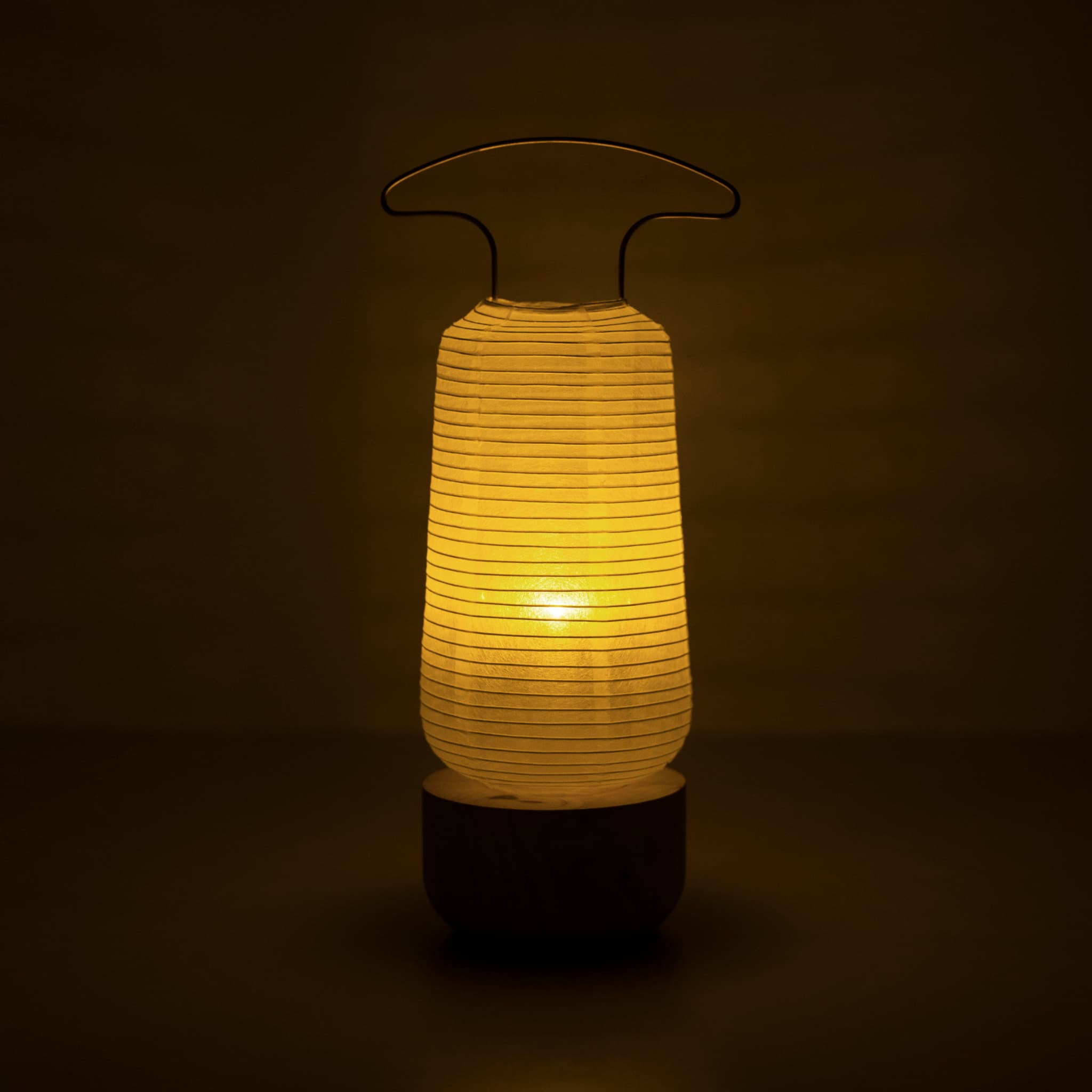 Traditionele Japanse papieren lantaarnlamp die warm gloeit in een donkere kamer
