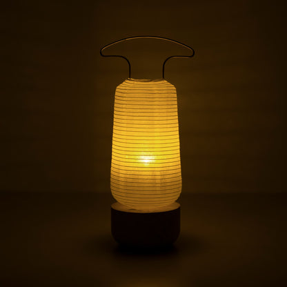 Traditionele Japanse papieren lantaarnlamp die warm gloeit in een donkere kamer