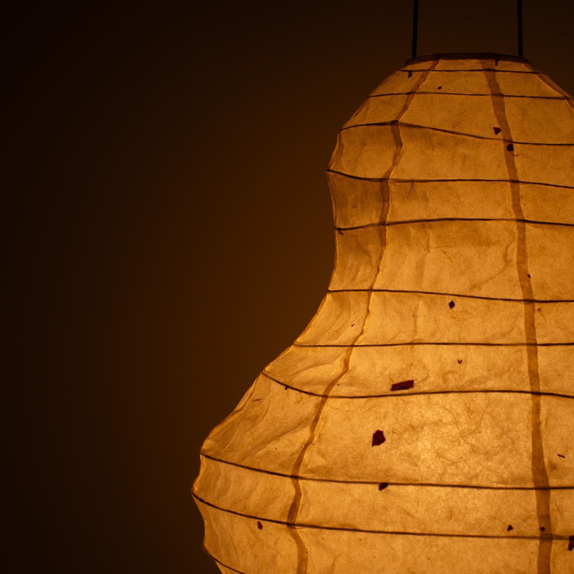 Gros plan sur un lampadaire japonais en papier "Beans Light"