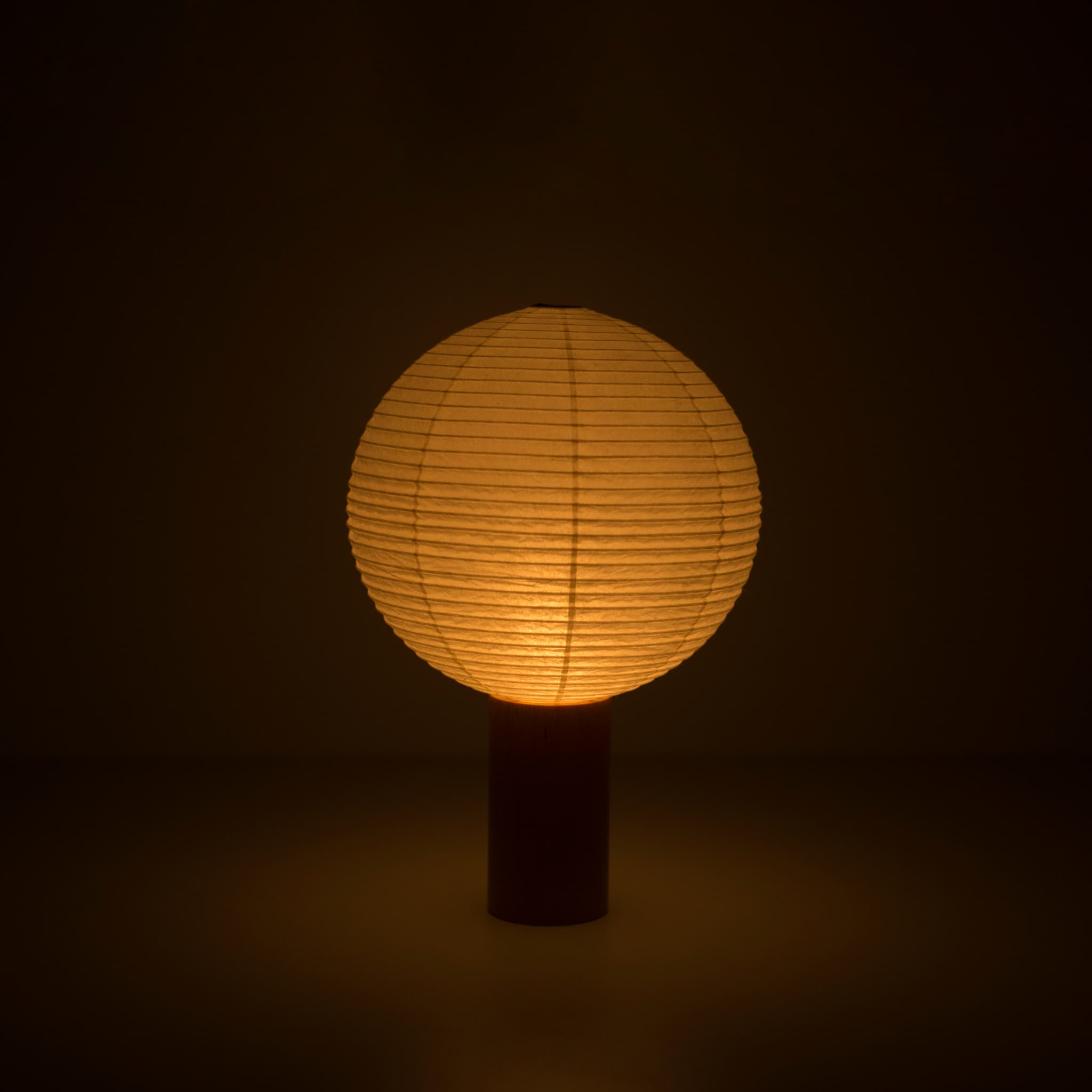 "Japanische Papierlampe „TORCHIN CERCLE“ mit warmem Lichtschein, handgefertigt in Yame, Fukuoka, Japan, bekannt für seine traditionellen Yame-Laternen."