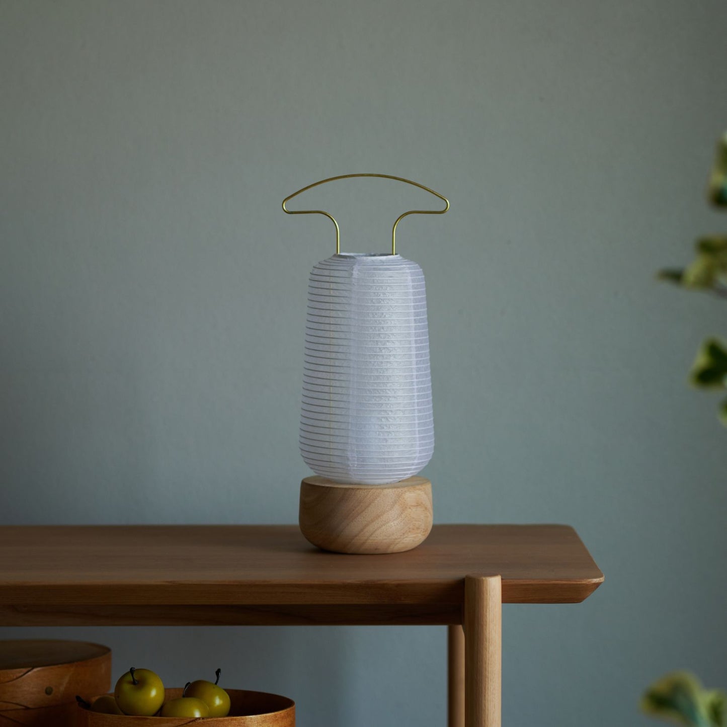 "Een traditionele Japanse papieren lantaarn op een houten bureau"