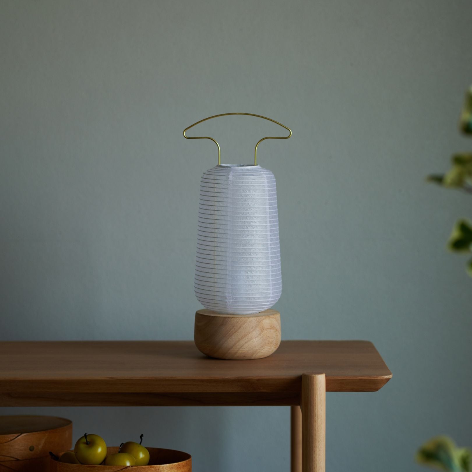 "Een traditionele Japanse papieren lantaarn op een houten bureau"