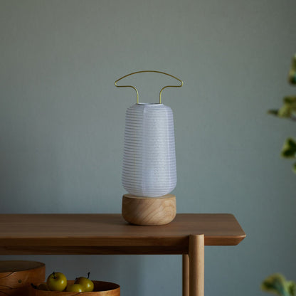 "Een traditionele Japanse papieren lantaarn op een houten bureau"