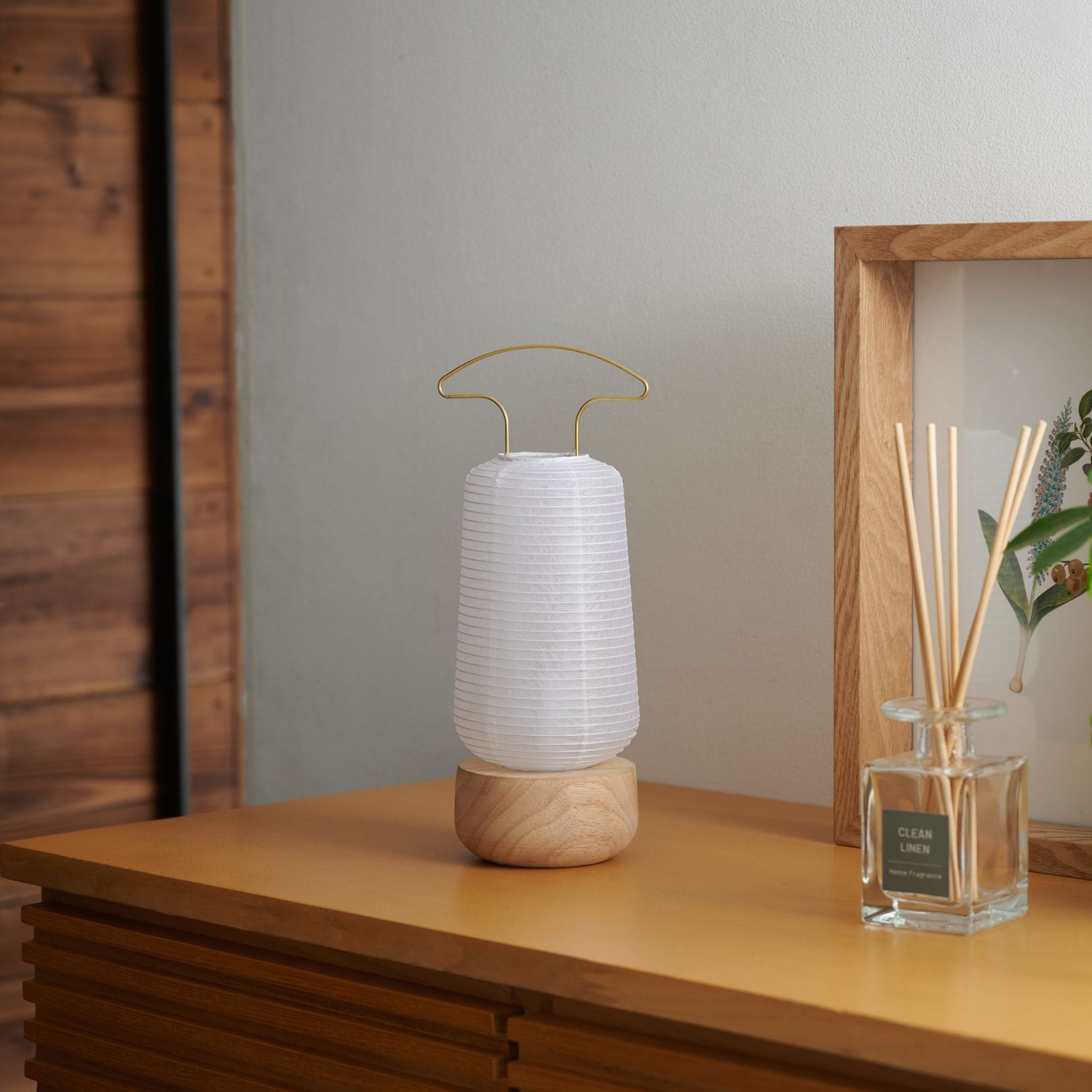 "Een traditionele Japanse papieren lantaarn geplaatst op een houten plank"
