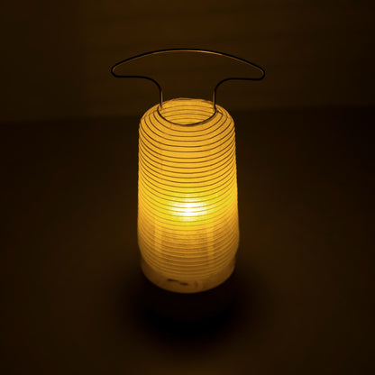 "Een traditionele Japanse papieren lantaarn die warm licht uitstraalt in een schemerige kamer"