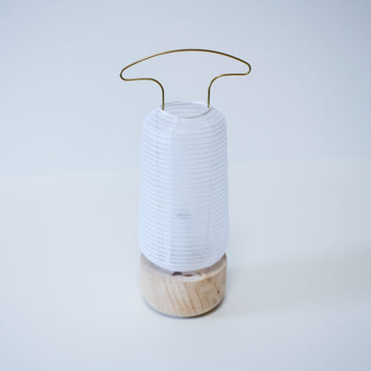 Een traditionele Japanse papieren lantaarn met een achtergrond van helder wit behang