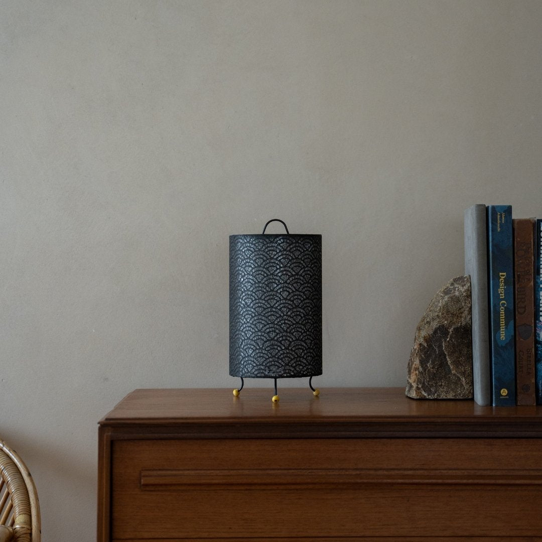 "Japans papieren tafellamp 'Lace Washi' zwart op een houten tafel in Japandi woonkamer - Unieke nachtkastlamp voor slaapkamer"