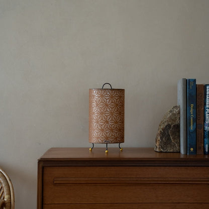 "Japanse Papieren Tafellamp \"Lace Washi\" Bruin op een houten tafel in Japandi woonkamer - Nachtkastlamp voor wabi-sabi interieur"