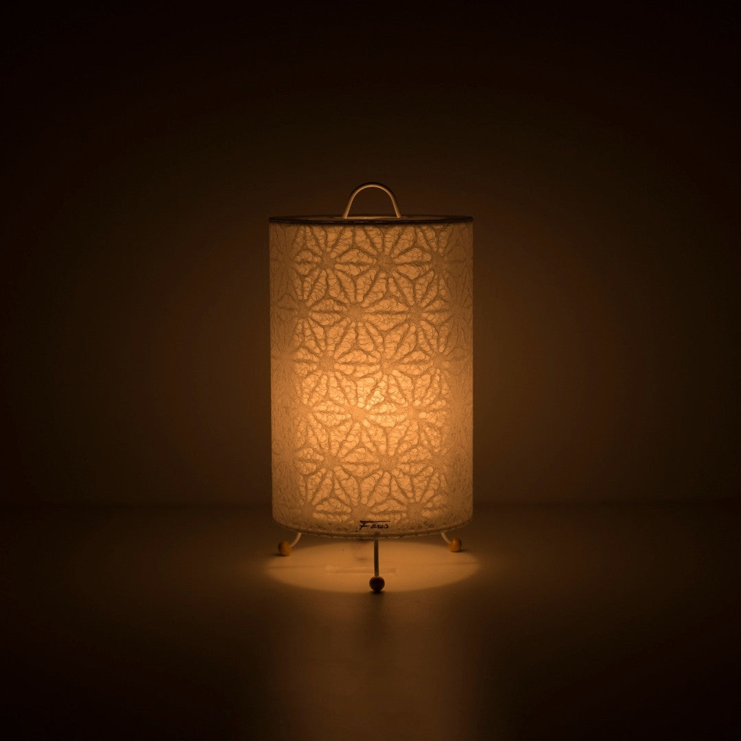Japanse Papieren Tafellamp "Lace Washi" Wit die een donkere kamer verlicht – Stijlvolle Nachttlamp