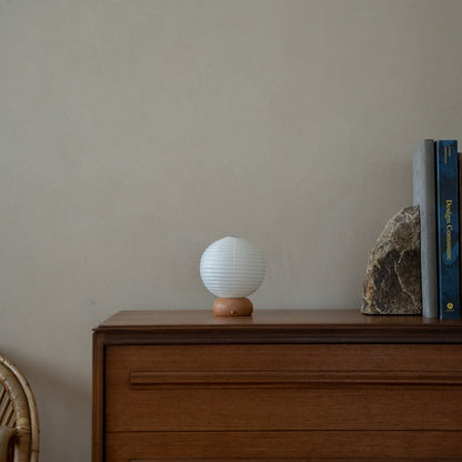 Japansk papir bordlampe "Mini Cirkel" på træhylde i stue i Japandi-stil – Wabi-sabi papirlampe til sidebord