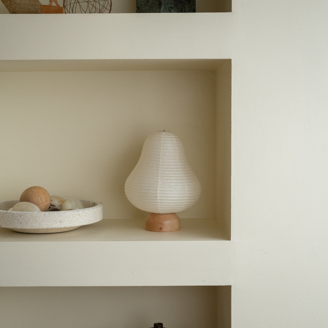 "Japanische Papier Stehlampe „Berg“ auf einem weißen Regal in einem Zimmer im Japandi-Stil – Einzigartige tragbare Lampen für das Wohnzimmer im Japandi-Stil"