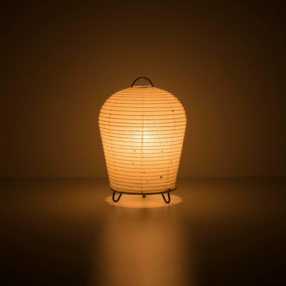 Japanse Papieren Tafellamp "PAPERSON 01" die een warme gloed afgeeft in een donkere kamer – Unieke Papieren Nachtkastlamp voor Japandi Slaapkamer