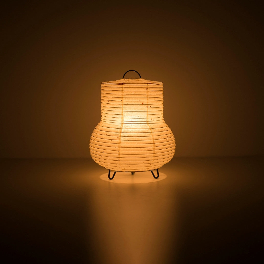 "Japanse Papieren Tafellamp \"PAPERSON 02\" die een donkere kamer verlicht - Unieke Washi Papieren nachtlamp"