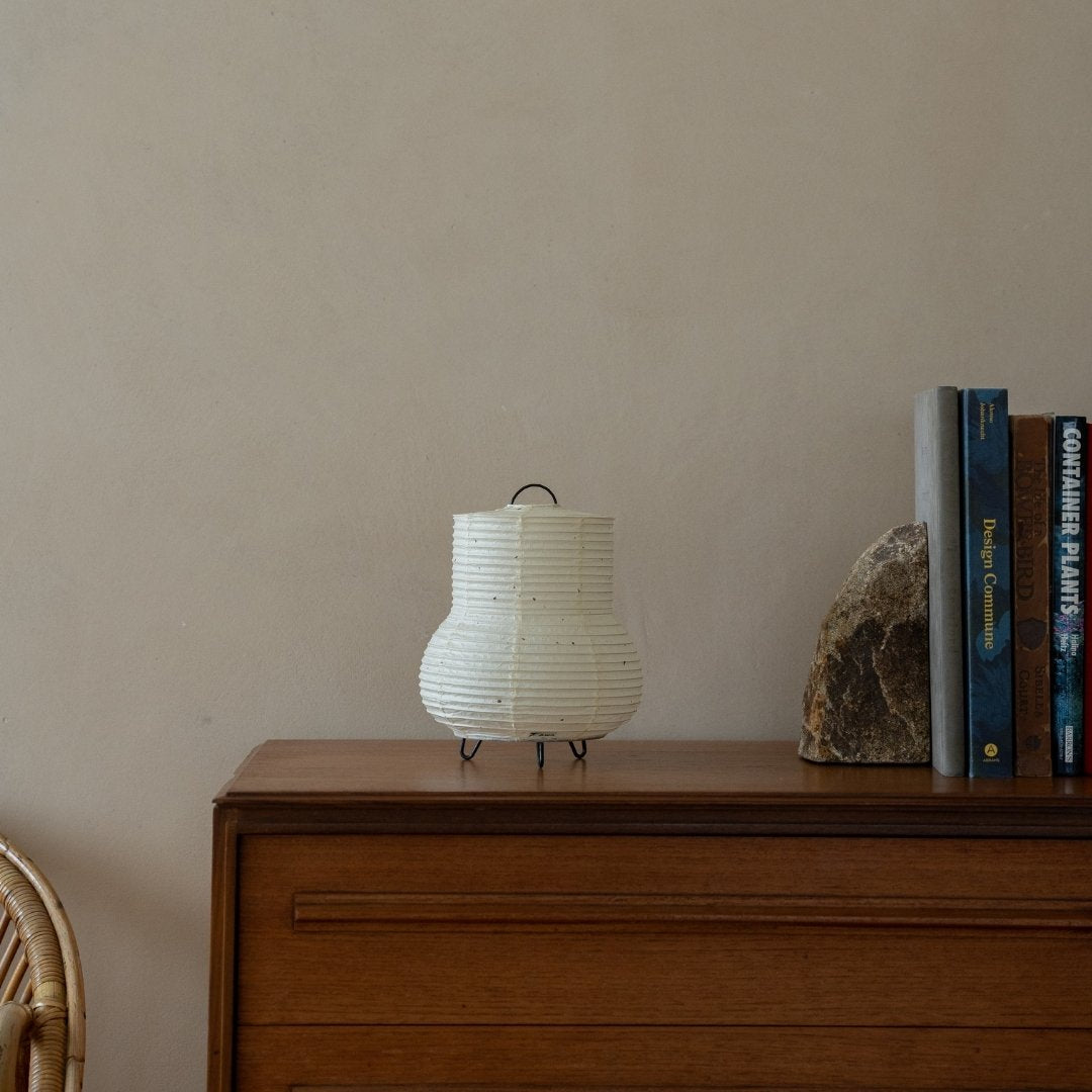 "Japans papieren tafellampje \"PAPERSON 02\" op een houten tafel in een Japandi woonkamer - Uniek nachtlampje voor Japandi interieur"