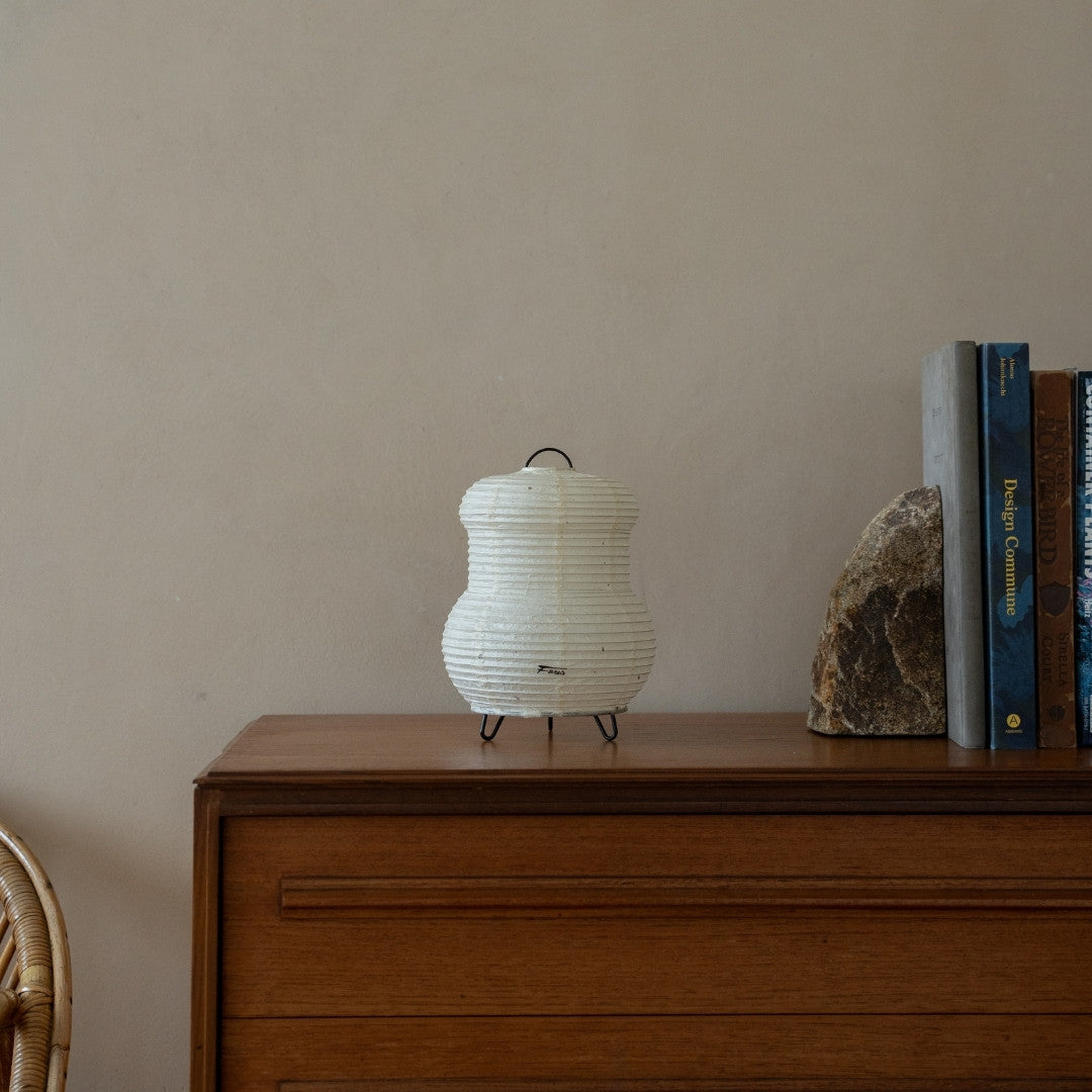 "Japanse Papieren Tafellamp \"PAPERSON 03\" op een houten tafel in Japandi woonkamer - Authentieke papieren tafellamp voor Japandi interieur"