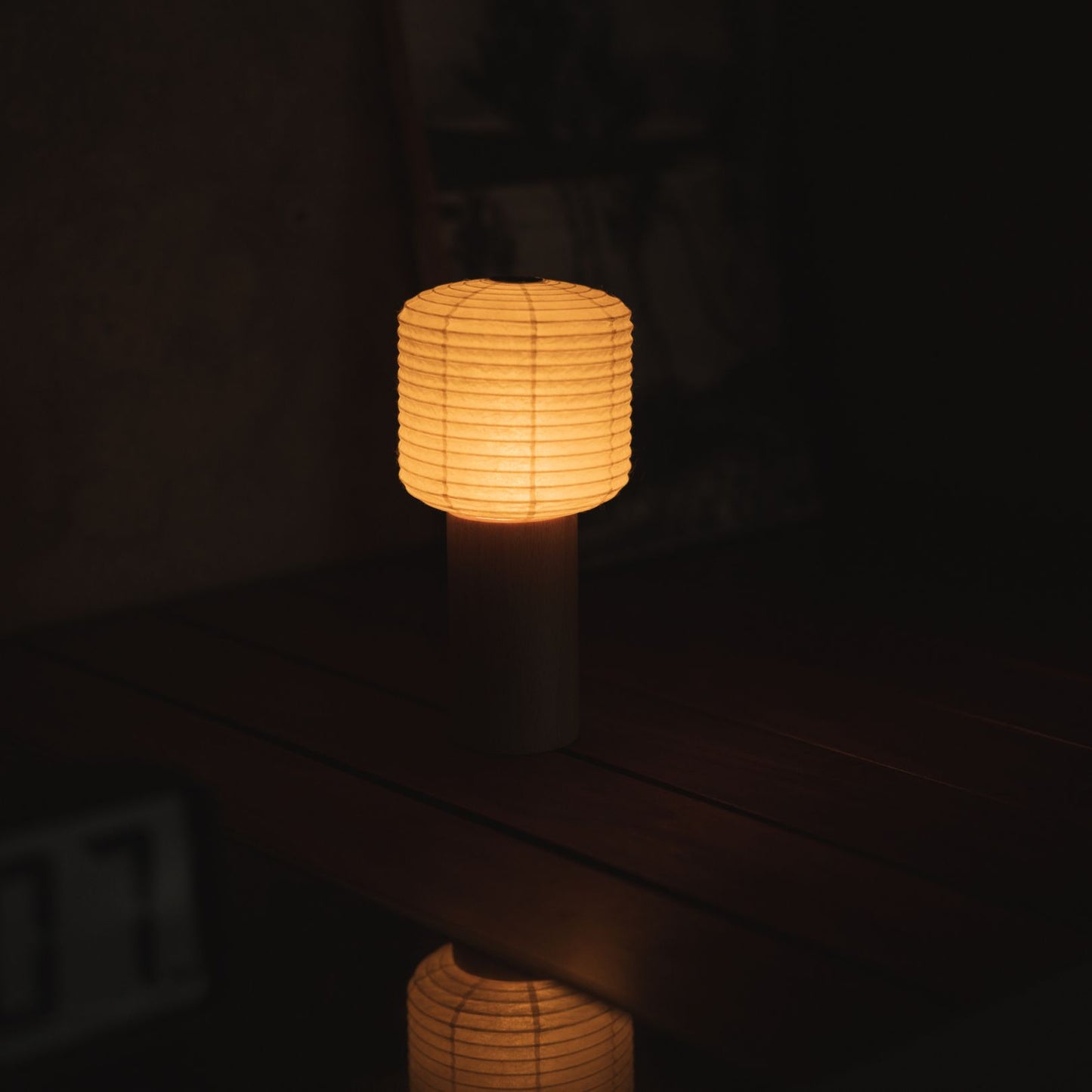 "Japanpapier-Tischlampe \"TORCHIN SQUARE\" auf einem Konsolentisch im Japandi-Stil"