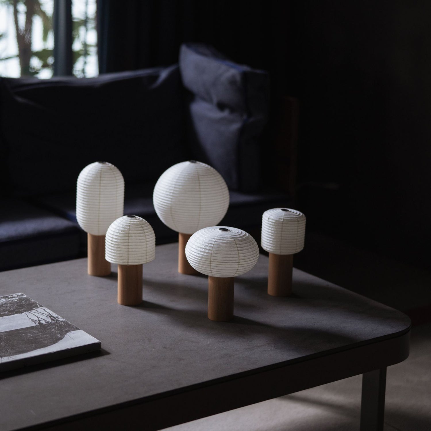 Tragbare japanische Touch-Lampen auf einem grauen Tisch im Wohnzimmer. 