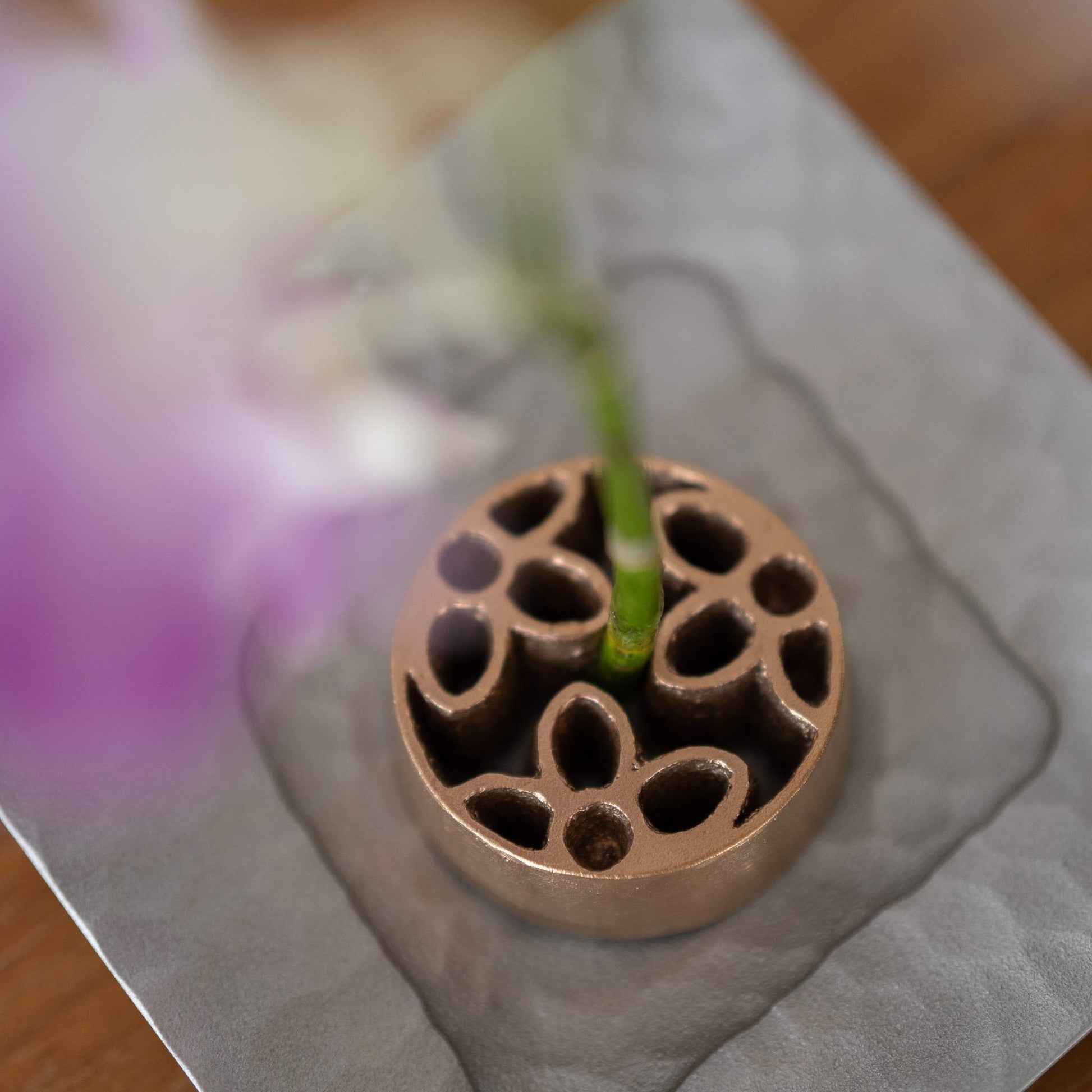 Japansk Kenzan uden pigge “Garden” L til Ikebana | Bronze blomsterfrosk til japanske vaser