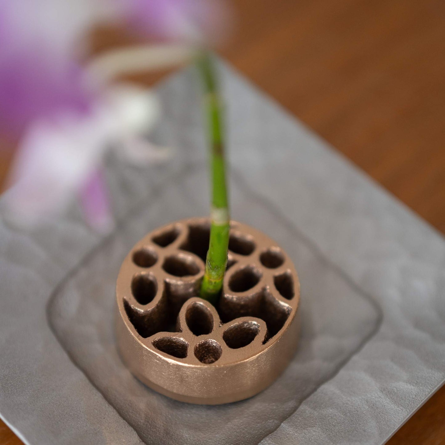 Japansk Kenzan uden pigge "Garden" L til Ikebana | Traditionel blomsterfrosk i bronze til japanske vaser