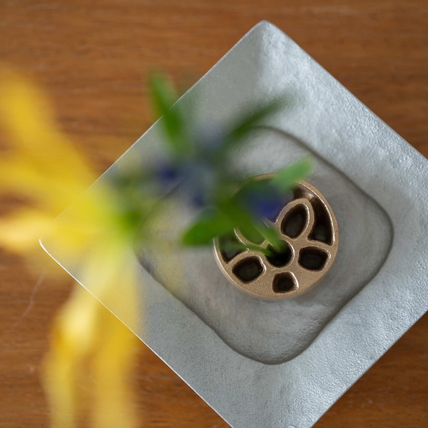 Japansk Kenzan uden pigge "Garden" S til Ikebana | Blomsterfrosk i bronze til japanske vaser
