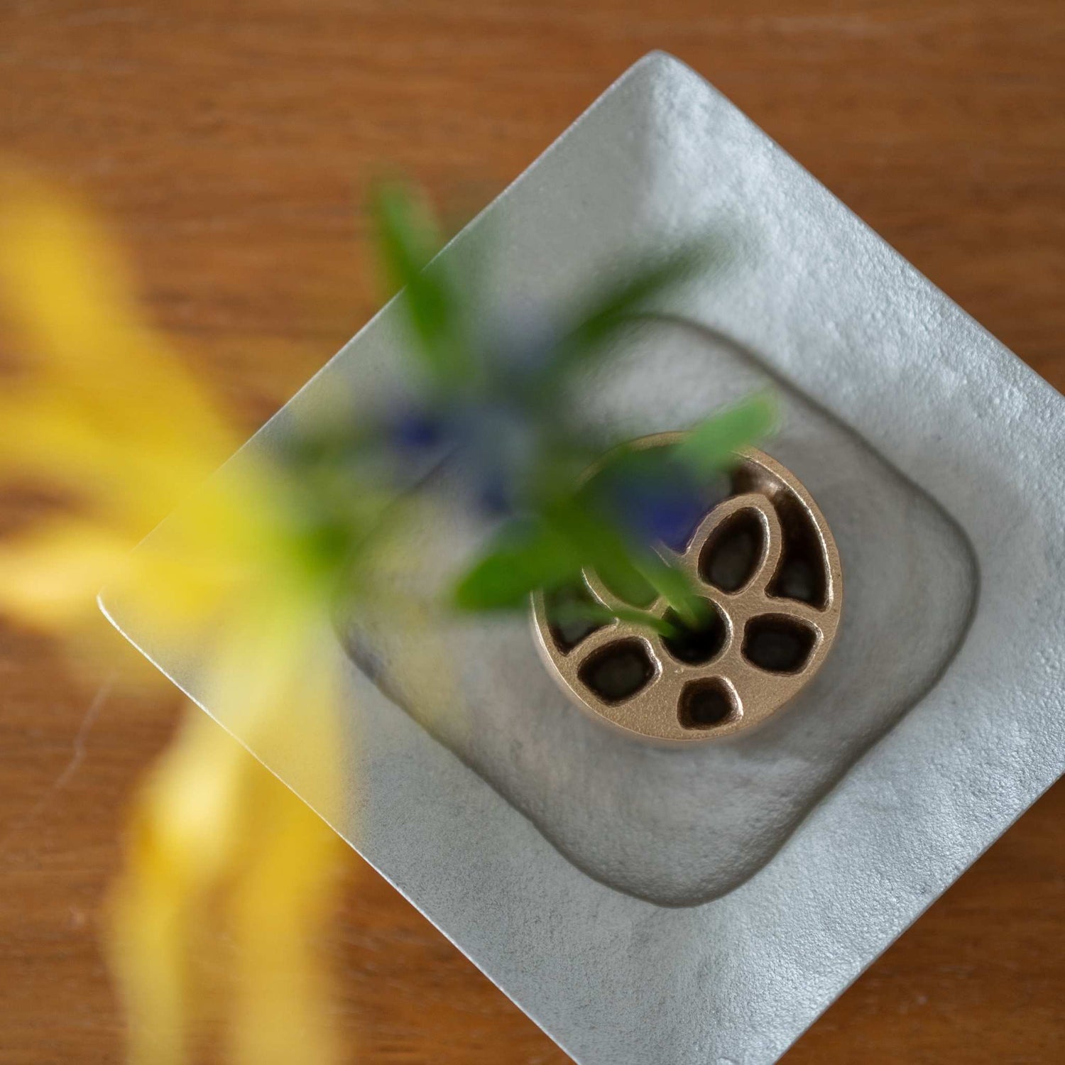 Japansk Kenzan uden pigge "Garden" S til Ikebana | Blomsterfrosk i bronze til japanske vaser