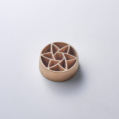 Japansk Kenzan uden pigge "Hana" L – Bronze ikebana-holder til japansk blomsterarrangement