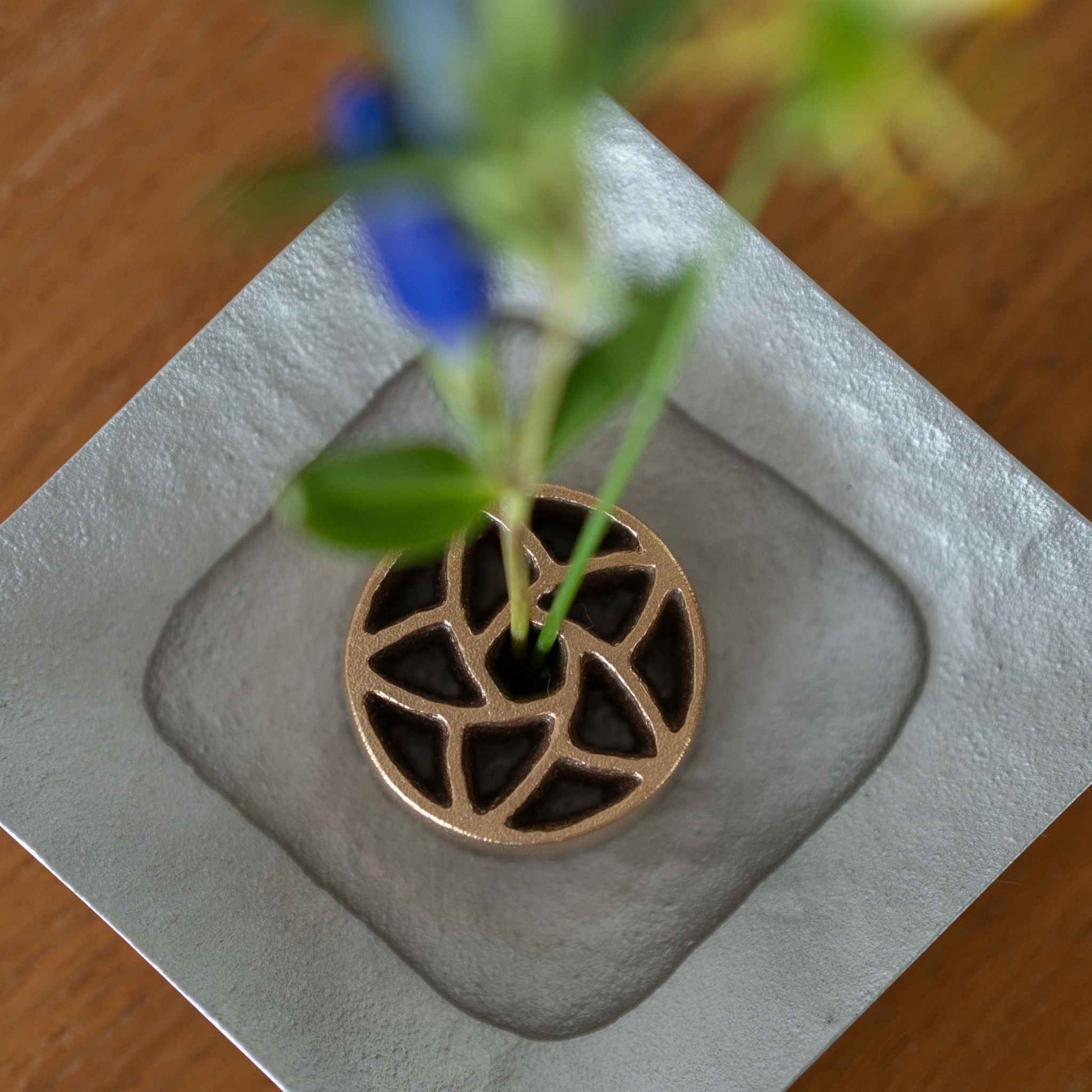 Japansk Kenzan uden pigge “Hana” S til Ikebana | Blomsterholder i bronze til japanske vaser