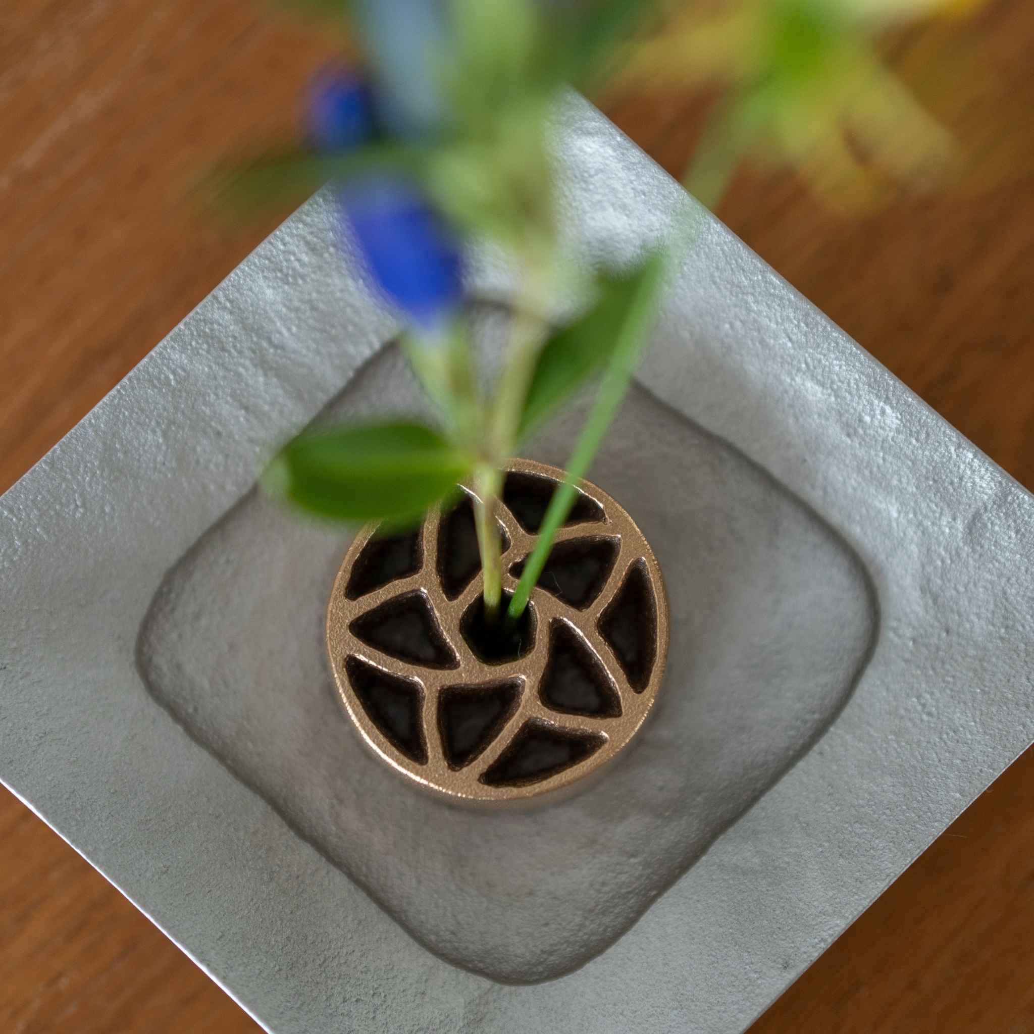 Japansk Kenzan uden pigge “Hana” S til Ikebana | Blomsterholder i bronze til japanske vaser