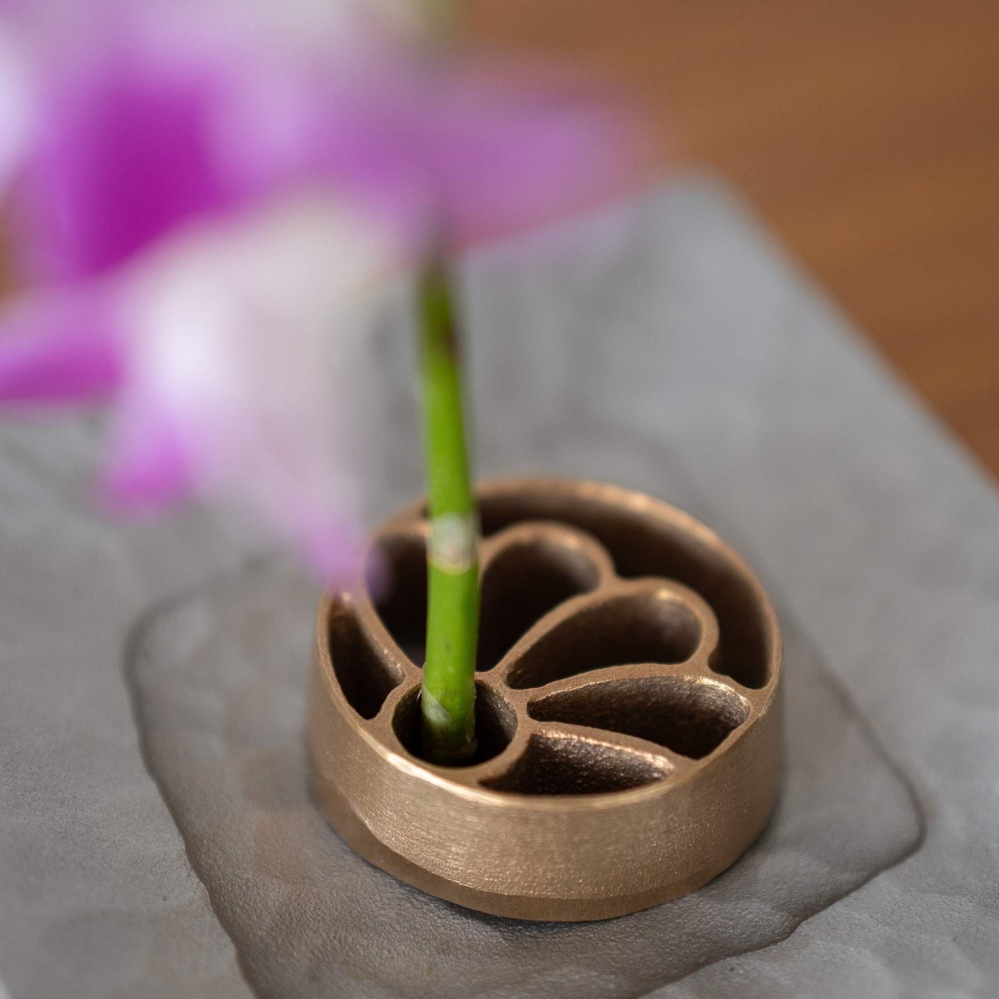 Japansk Kenzan uden pigge “Hana” L til Ikebana | Blomster bronze blomsterfrosk til japanske vaser