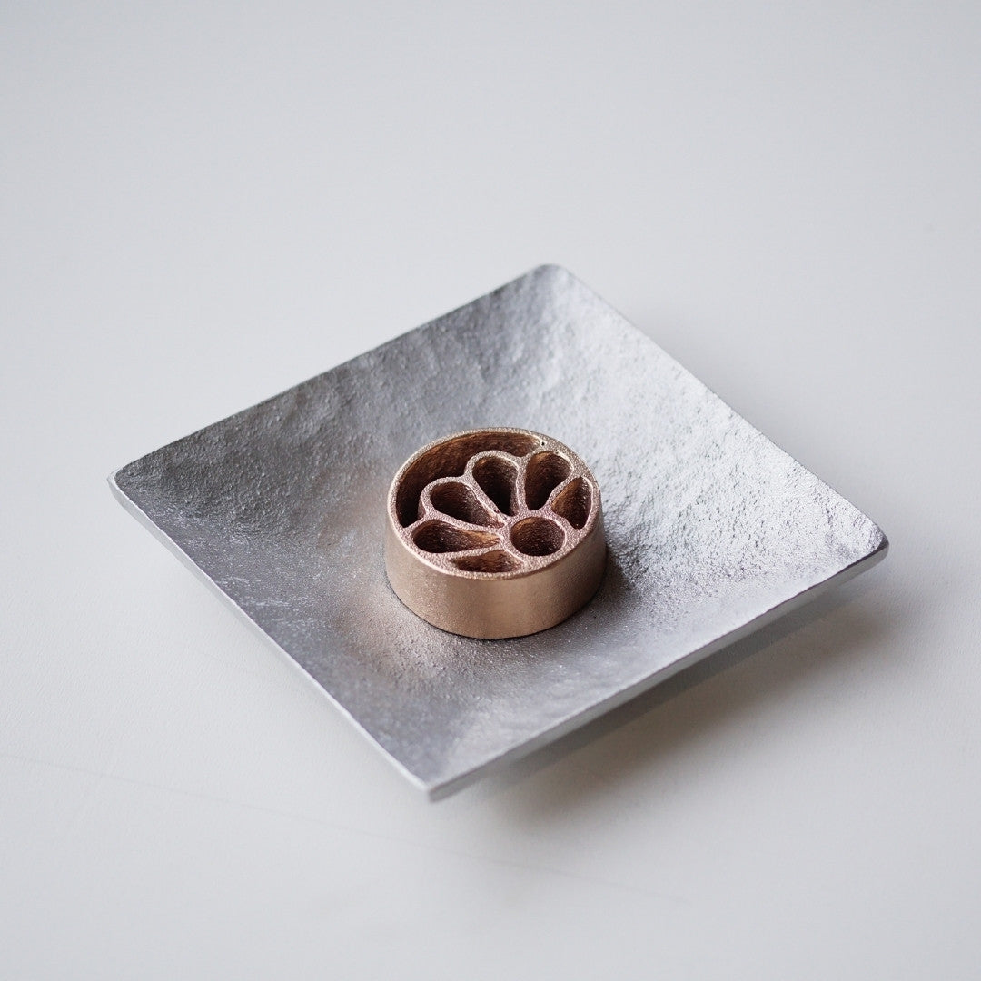 Japansk Kenzan uden pigge "Petal" med tallerken – Bronze Ikebana blomsterfrosk til blomsterarrangement