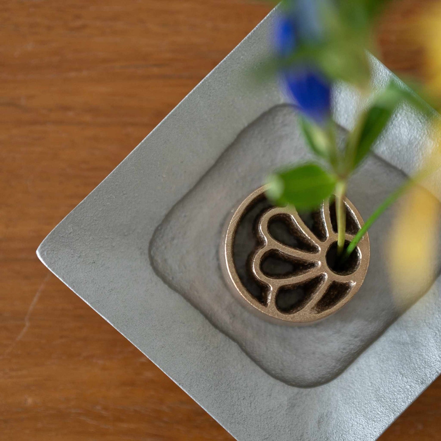 Japansk Kenzan uden pigge "Petal" S til Ikebana | Elegant blomsterfrosk i bronze til japanske vaser