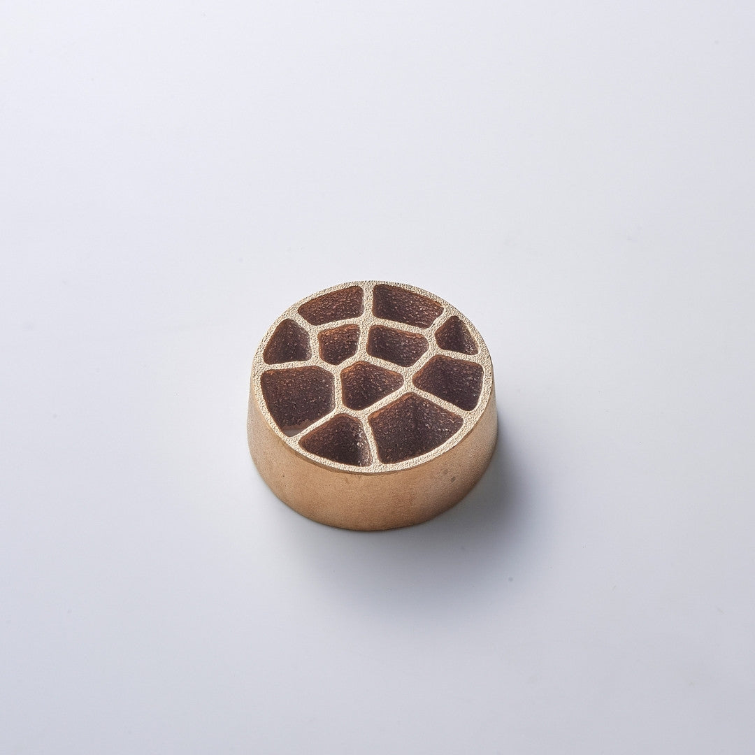 "Japanisches stachelloses Kenzan „Voronoi“ L – Sandgegossenes Ikebana-Werkzeug für japanische Blumenarrangements"