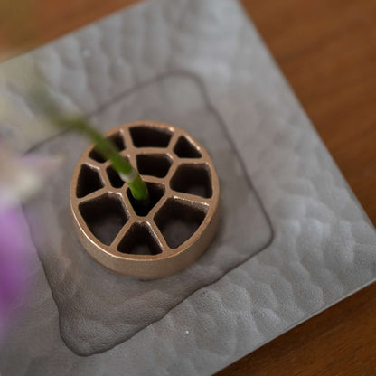 Japanischer stachelloser Kenzan „Voronoi“ L für Ikebana | Moderner Blumenfrosch aus Bronze für japanische Vasen