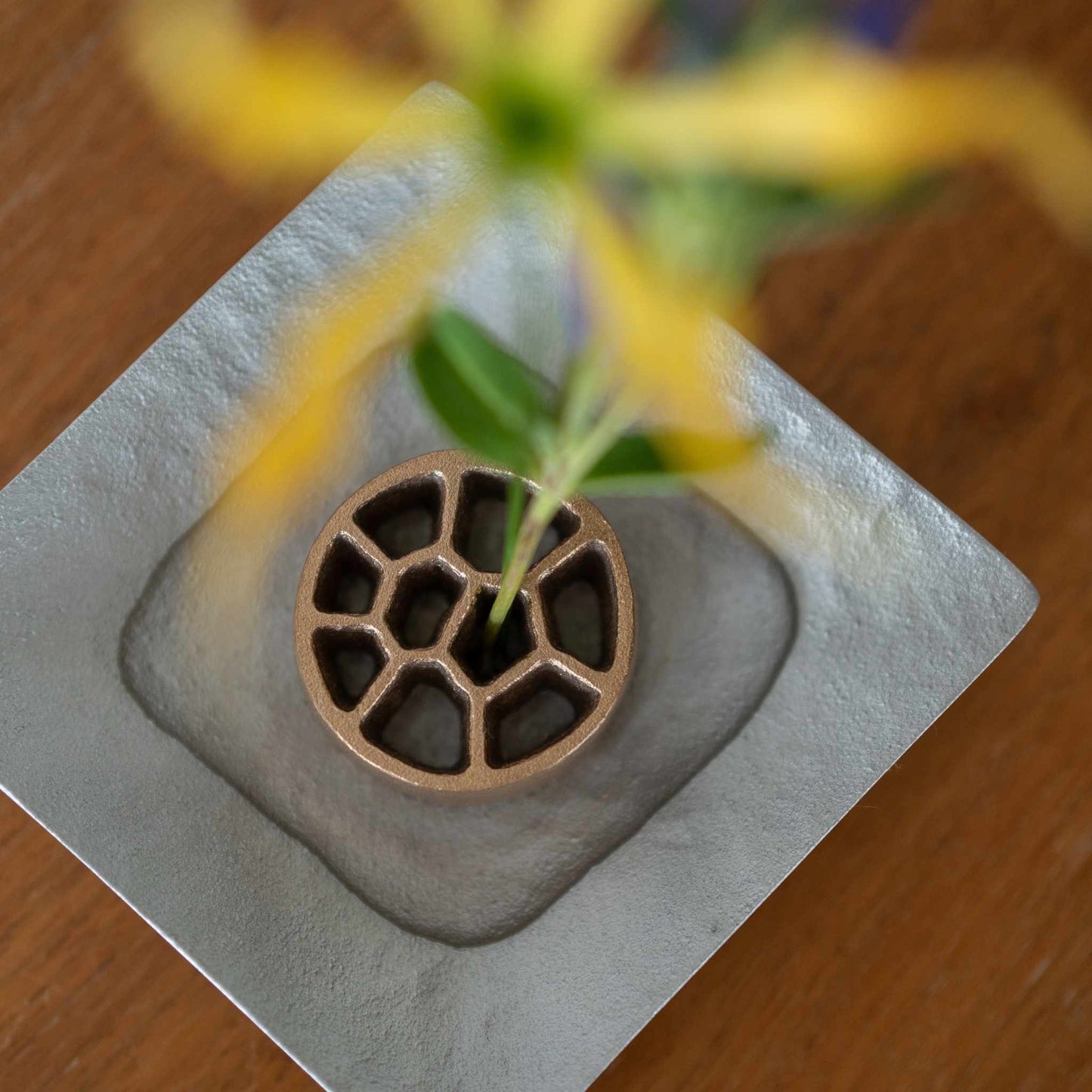 "Japanischer stachelloser Kenzan „Voronoi“ S für Ikebana | Moderner Blumenfrosch aus Bronze für japanische Vasen"
