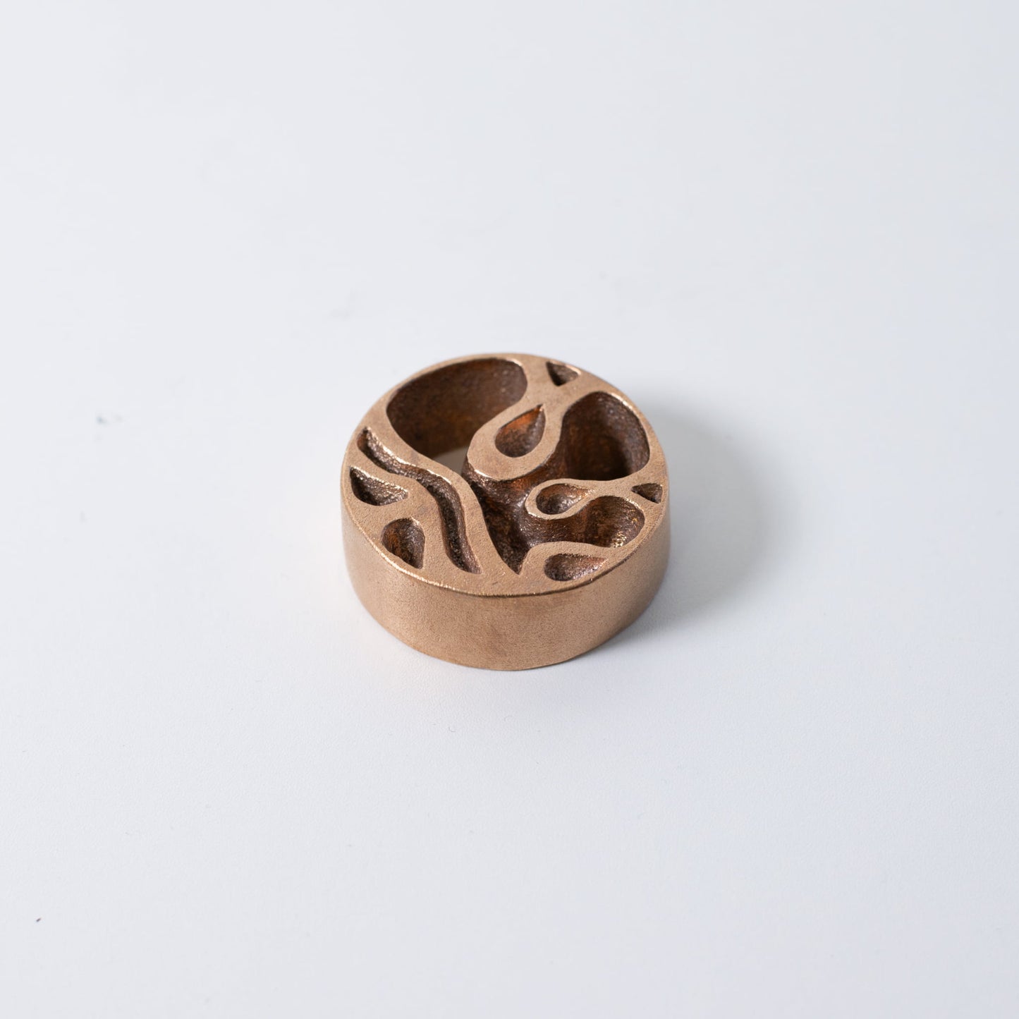 Japanischer stachelloser Kenzan "the air" Bronze für Ikebana-Blumenarrangements und japanische Vasen