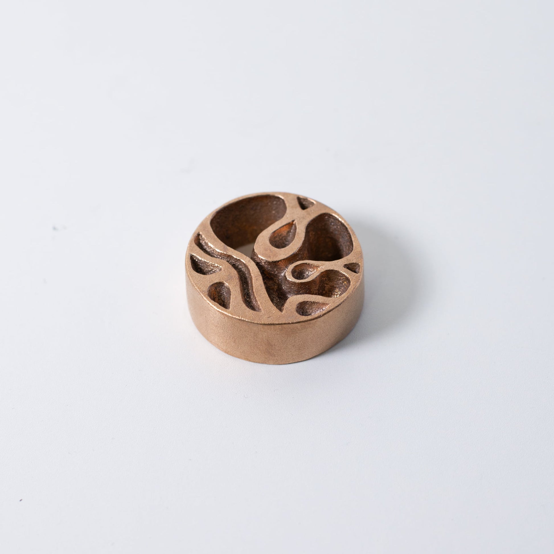 Japanischer stachelloser Kenzan "the air" Bronze für Ikebana-Blumenarrangements und japanische Vasen