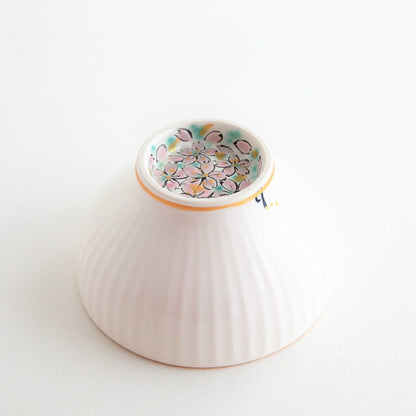 smukt detaljeret japansk matcha chawan-skål "Waraku" Blomst med lyserøde kirsebærblomster og gulddetaljer, håndlavet af Buzan Kiln i Gifu, Japan.