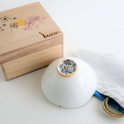 håndlavet japansk matcha-skål "Waraku" Snow, lavet af Buzan Kiln, med sarte snefnugsmønstre og parret med en håndmalet trækasse.