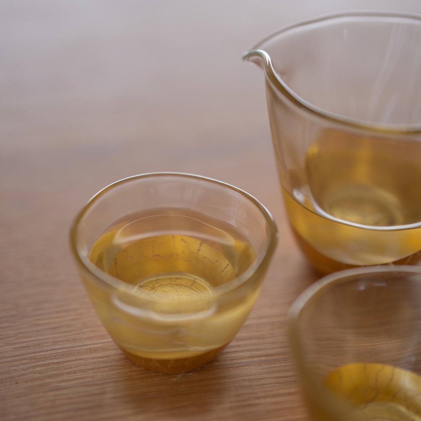 Japansk sake-krus sæt med bladguld – elegante håndlavede sake-krus med krakeleret design
