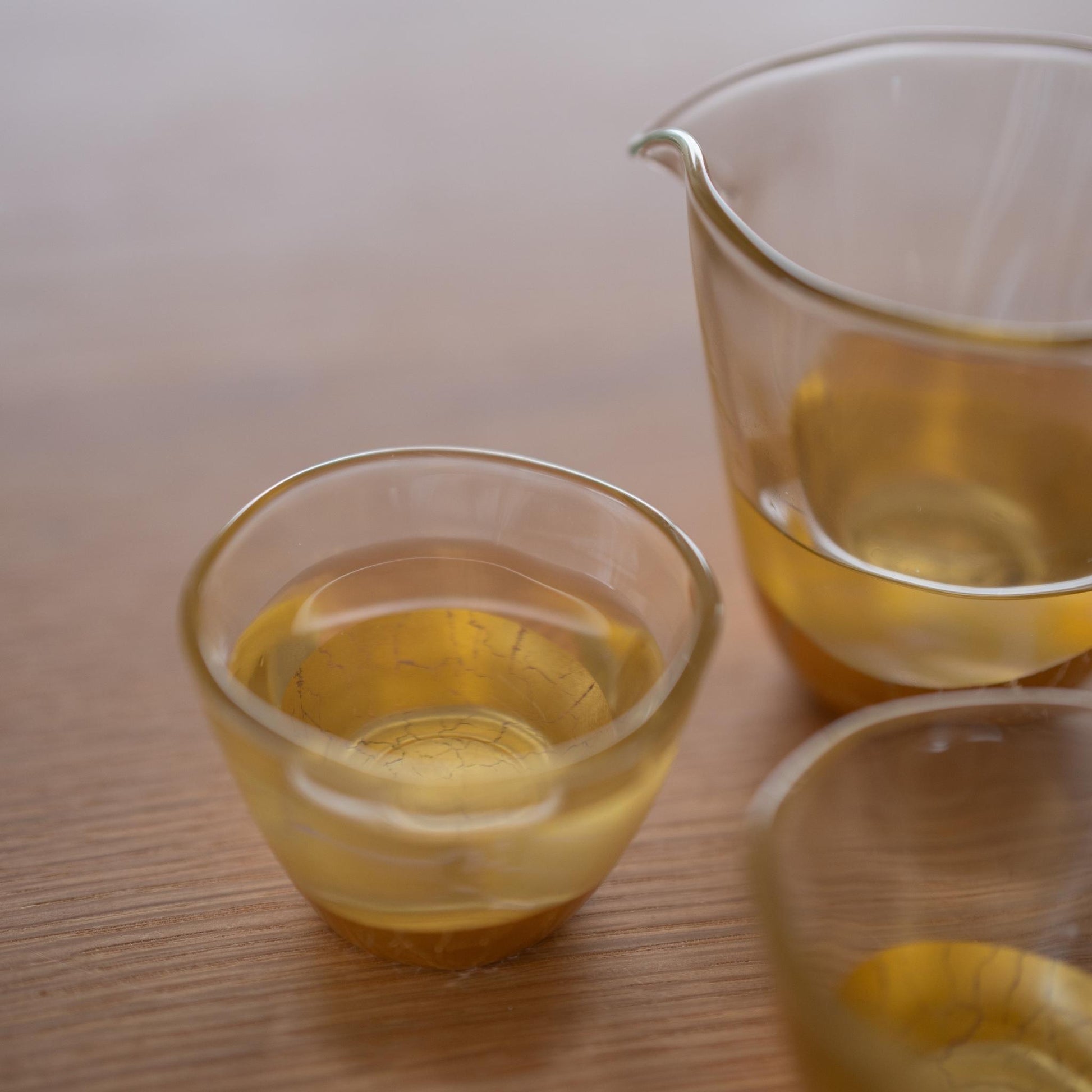 Japansk sake-krus sæt med bladguld – elegante håndlavede sake-krus med krakeleret design