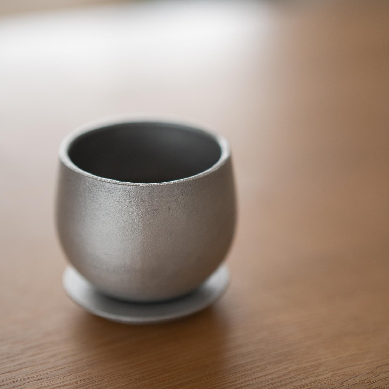Japansk sakekop "yurayura" – japansk sakekopsæt i støbt aluminium med underkop og låg fra Japan