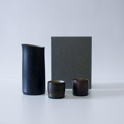 Geschenkset mit schwarzem Bambus-Sakekrug und -bechern, handgefertigt mit traditionellen Techniken aus Kyoto, Japan.