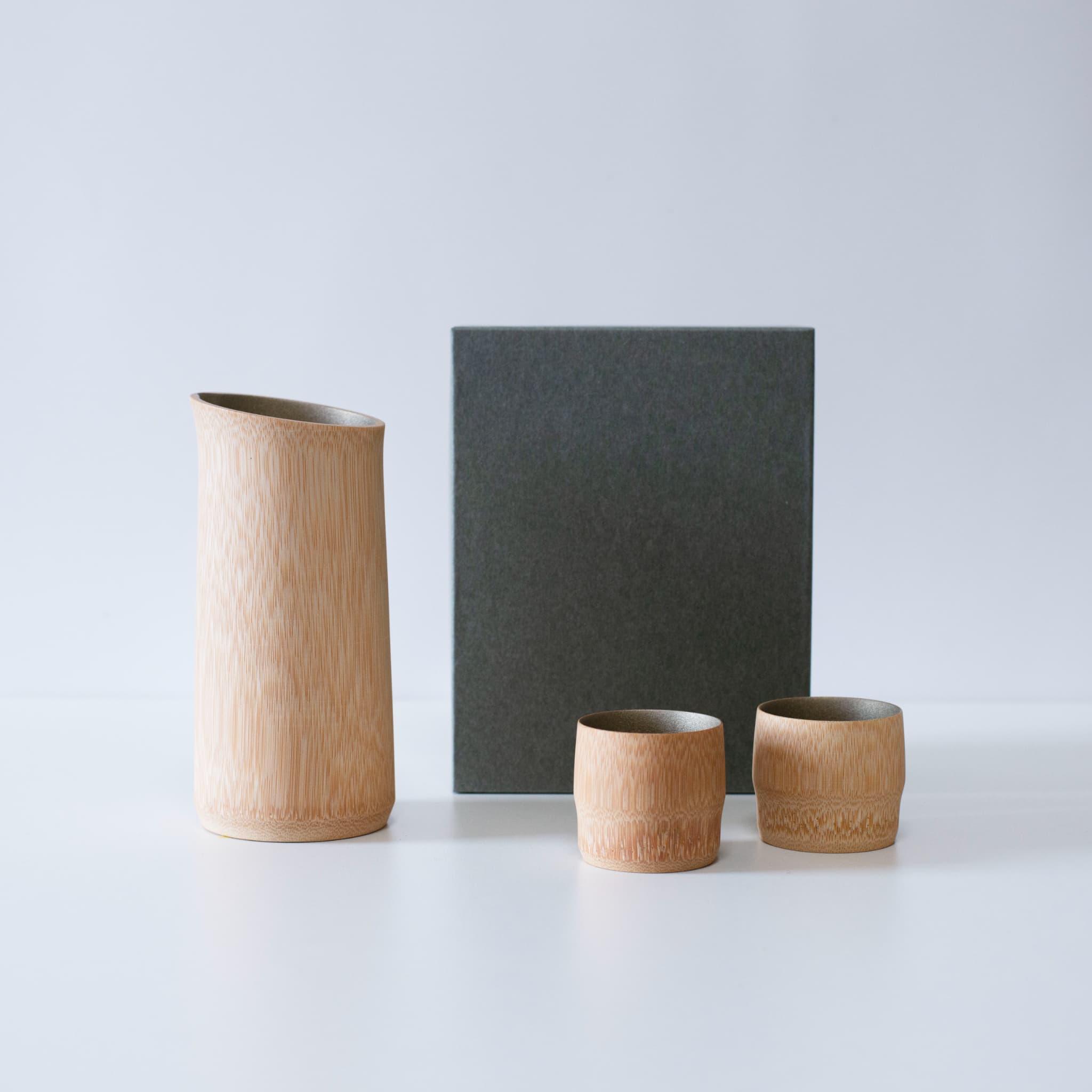 Cadeauset van bamboe sake-kan en -bekers, vervaardigd met traditionele technieken uit Kyoto, Japan. (Natuurlijke Houtkleur)