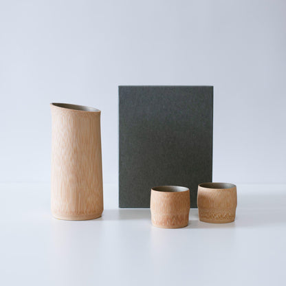 Geschenkset aus Bambus-Sakekrug und Bechern, handgefertigt mit traditionellen Techniken aus Kyoto, Japan. (Naturholzfarbe)