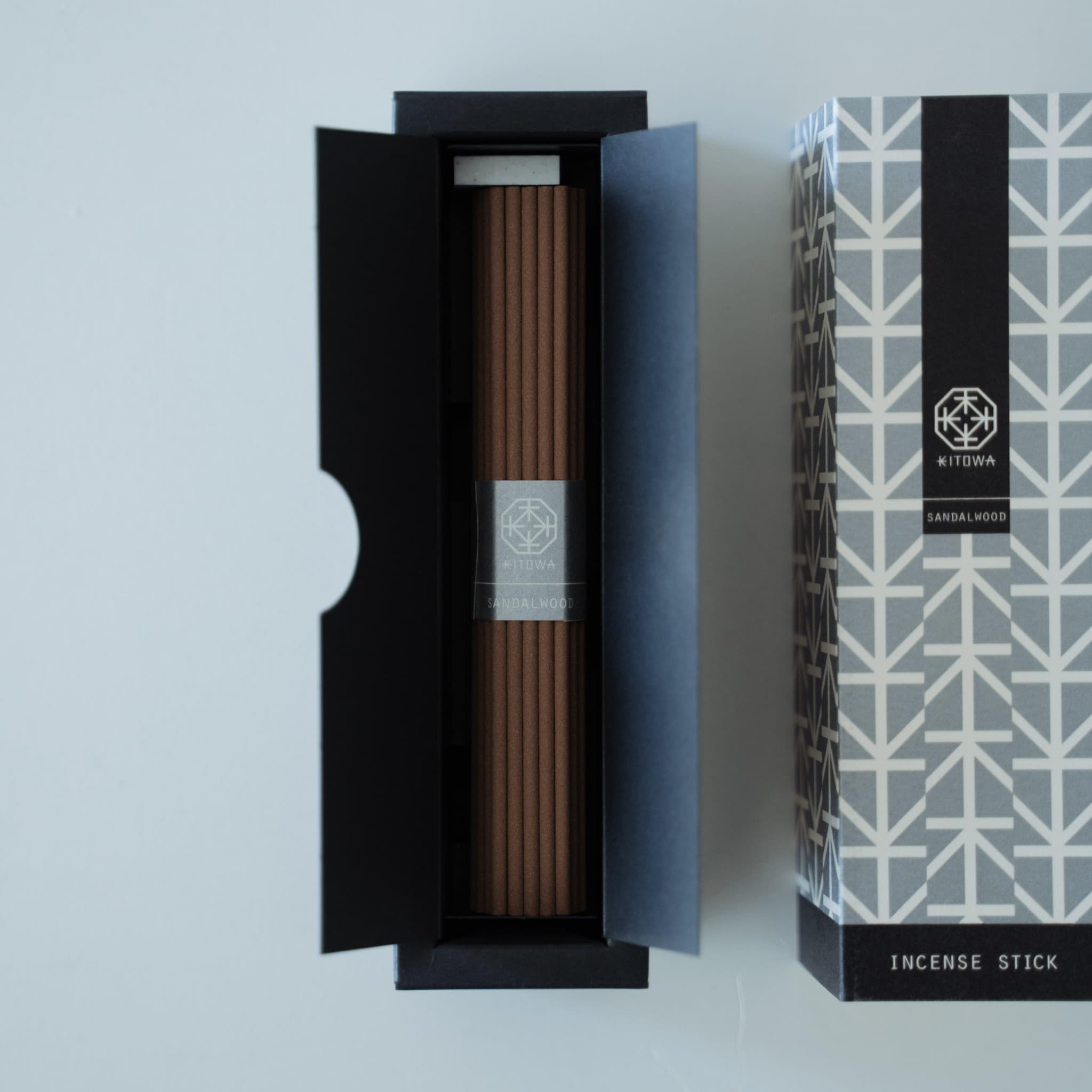 Ein Paket duftender Sandelholz-Räucherstäbchen in minimalistischem Design.
